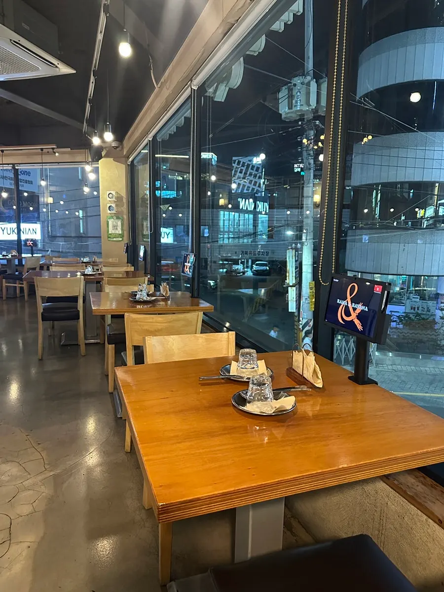 Private 4-seat table behind the back wall