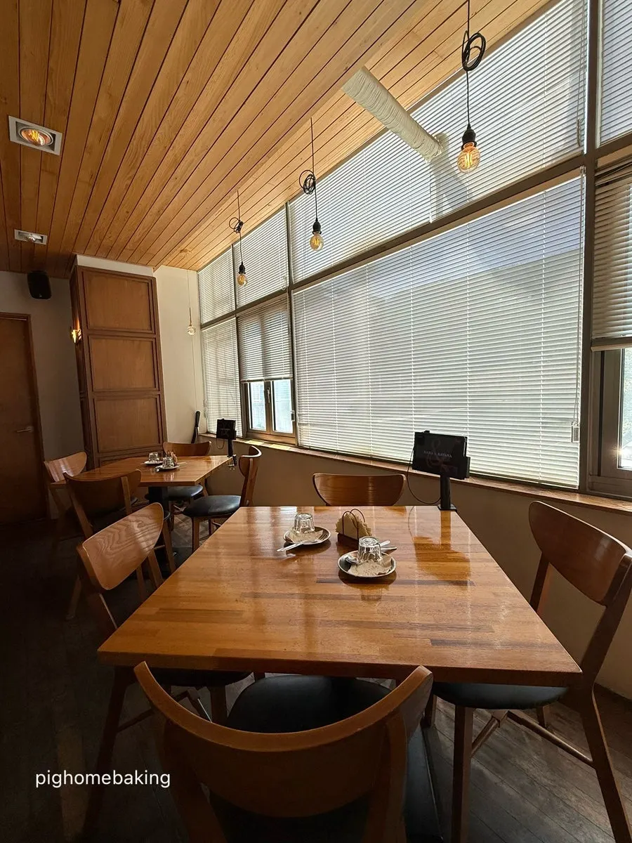 Window seating overlooking Suseong Lake