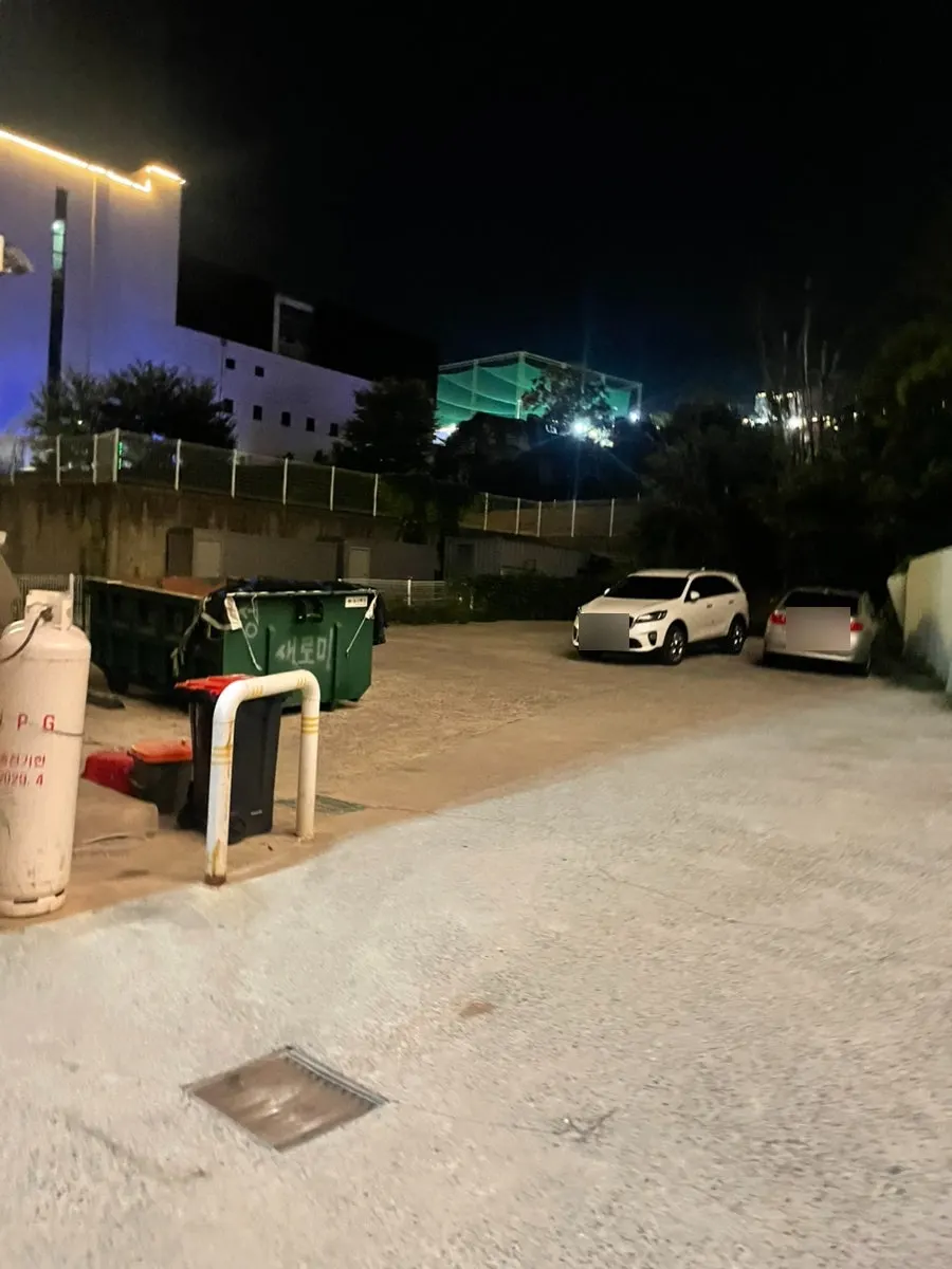 건물 뒤편에 마련된 주차 공간