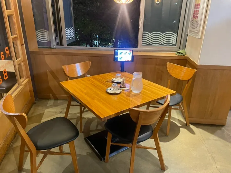 창가 쪽 좌석과 테이블 위 주문 화면
