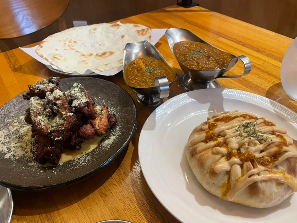 테이블에 차려진 인도 요리 한 상