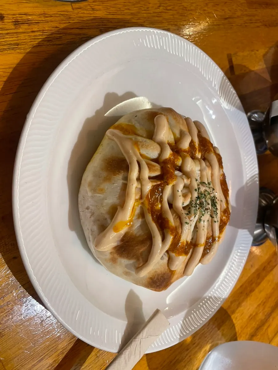 큼직한 난과 치킨커리 클로즈업