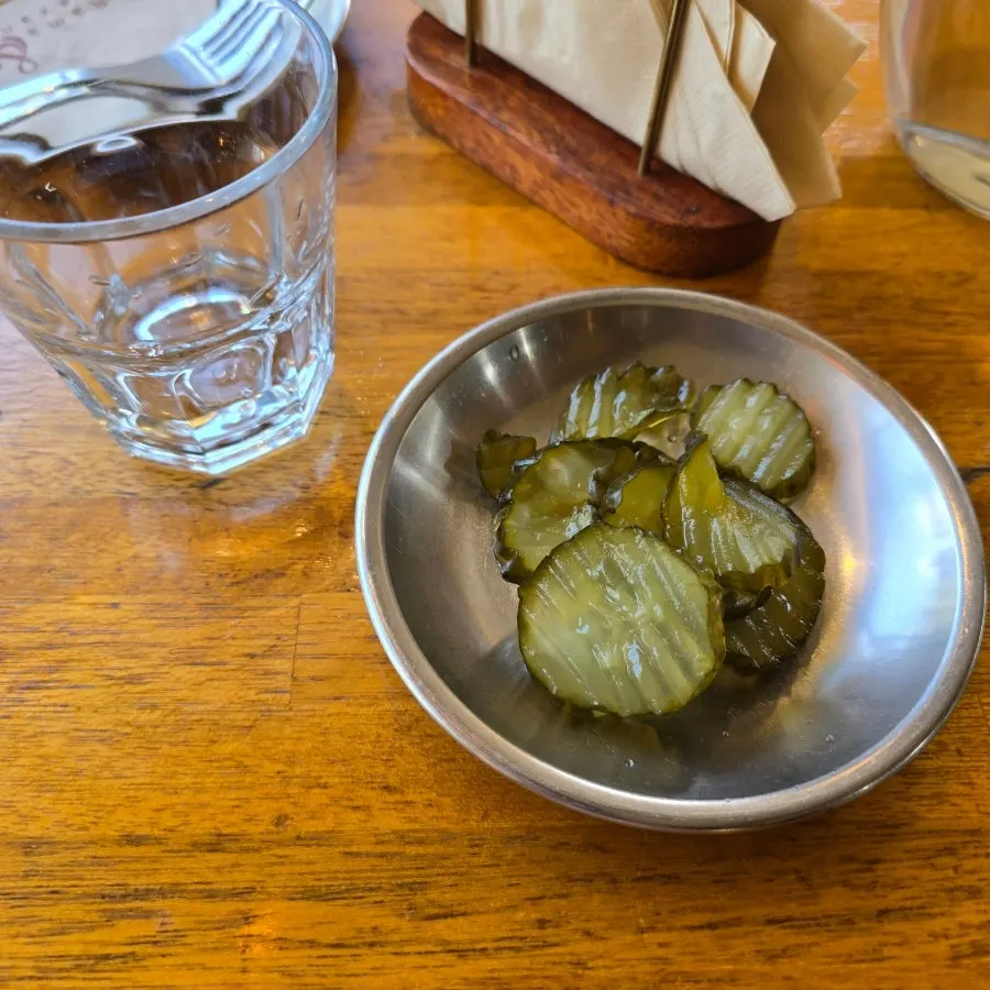 밑반찬으로 나온 피클 한 접시