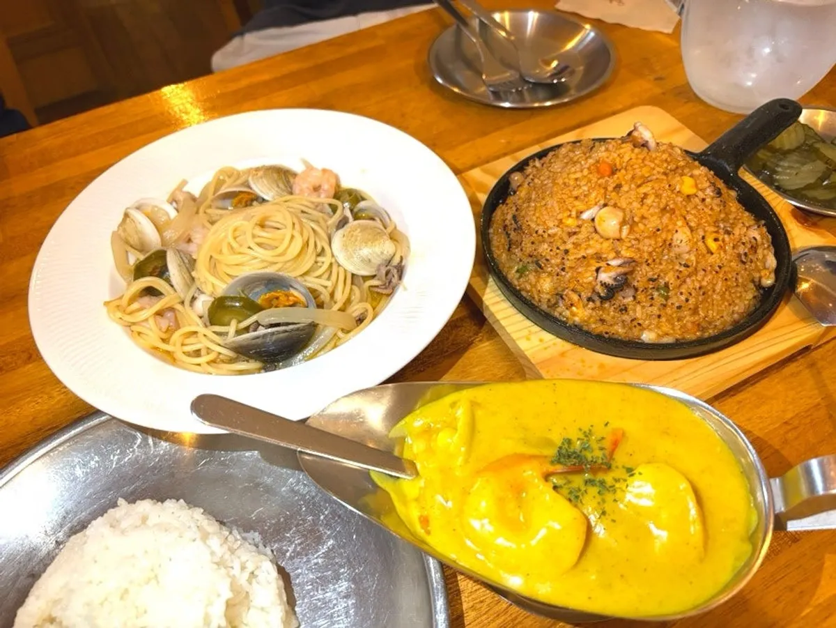 테이블에 차려진 라마앤바바나 인도 요리 한 상