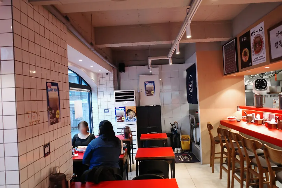 Overall interior atmosphere of Ramen Truck Konkuk University Branch