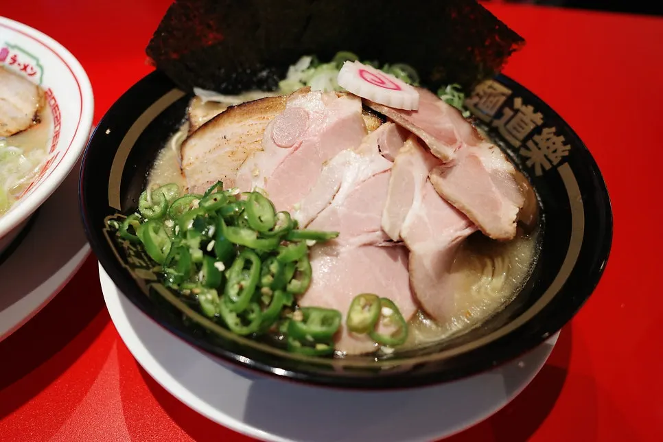 Special ramen topped with added minced garlic and cheongyang chili