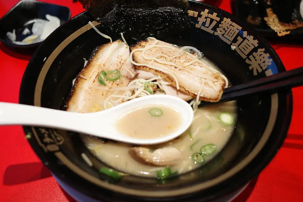 Table with gyoza, ramen, and draft beer all together