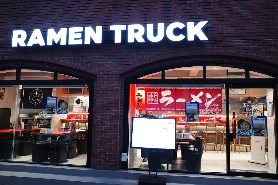 The table at Ramen Truck Konkuk University Branch after finishing the meal