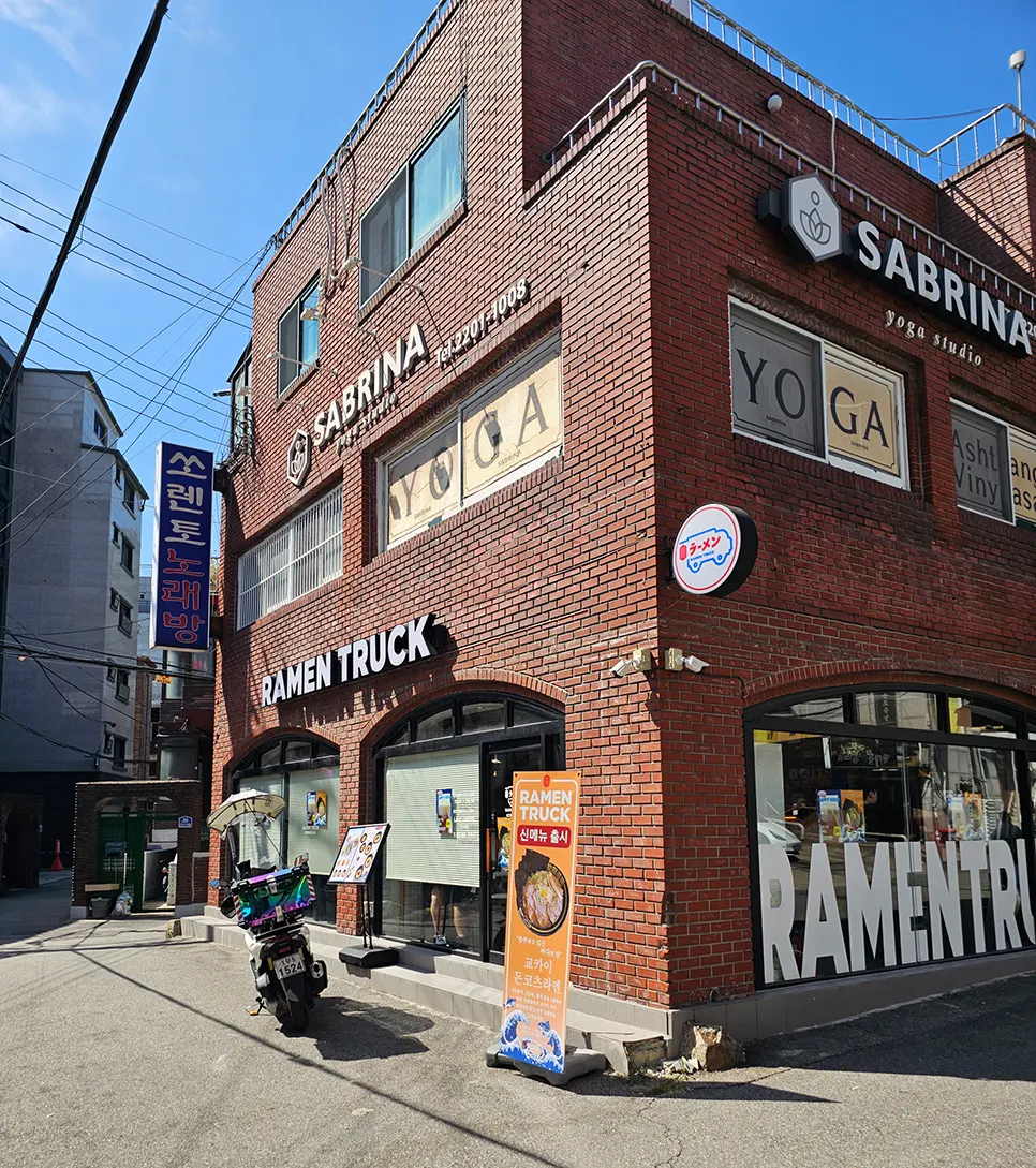 Exterior of Ramen Truck Konkuk University Branch