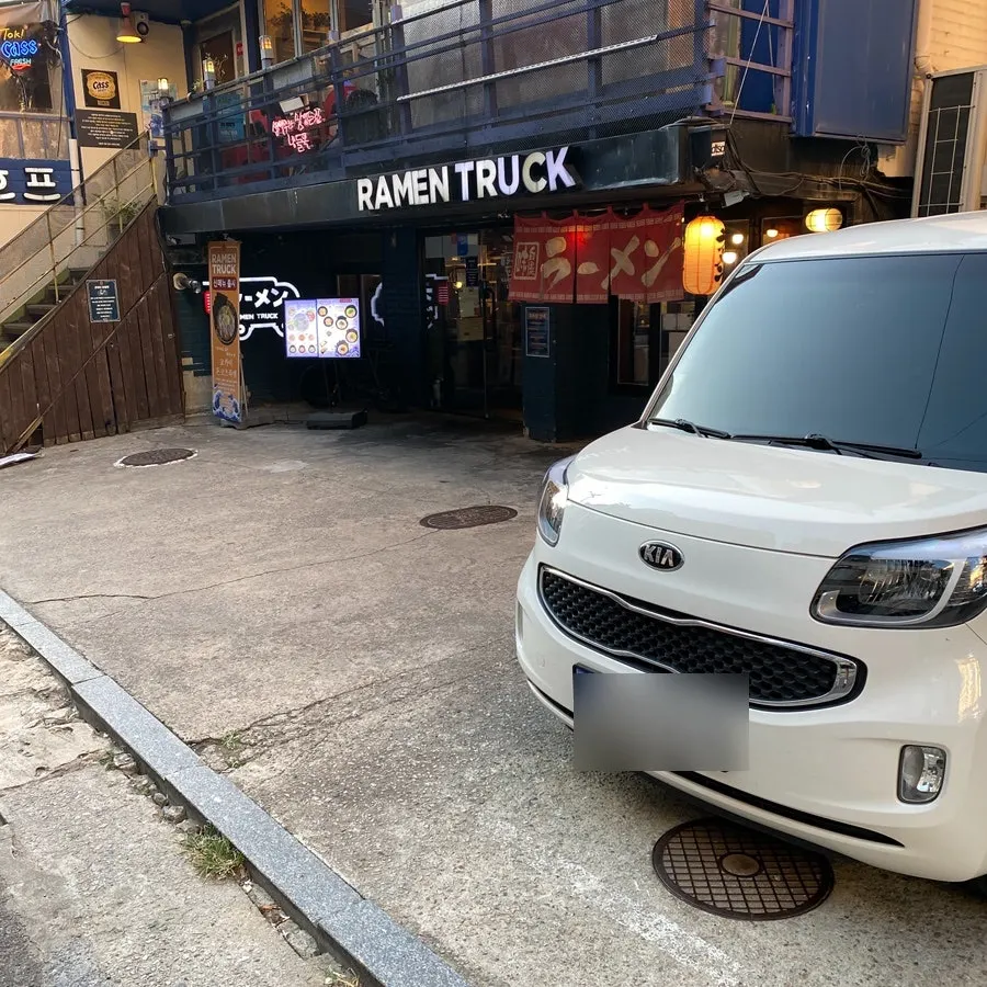 Interior atmosphere of Ramen Truck Sangsu Main Branch