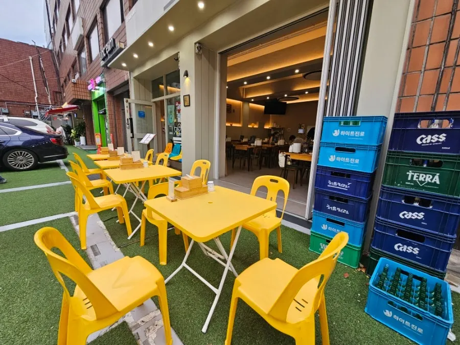 Yellow outdoor tables in front of Ranchalguksu