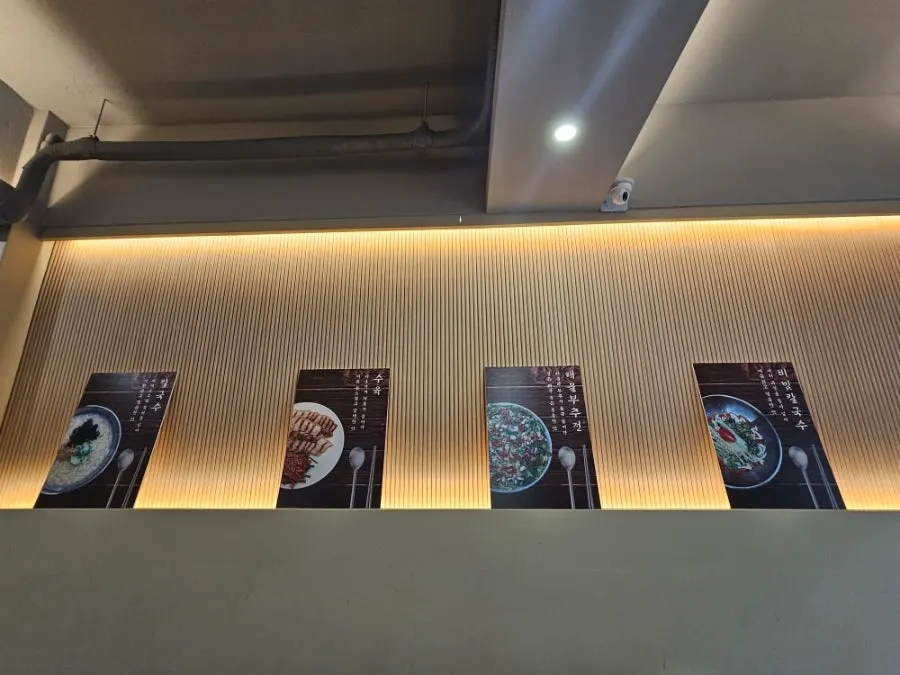 Two-person and four-person seating inside Ranchalguksu