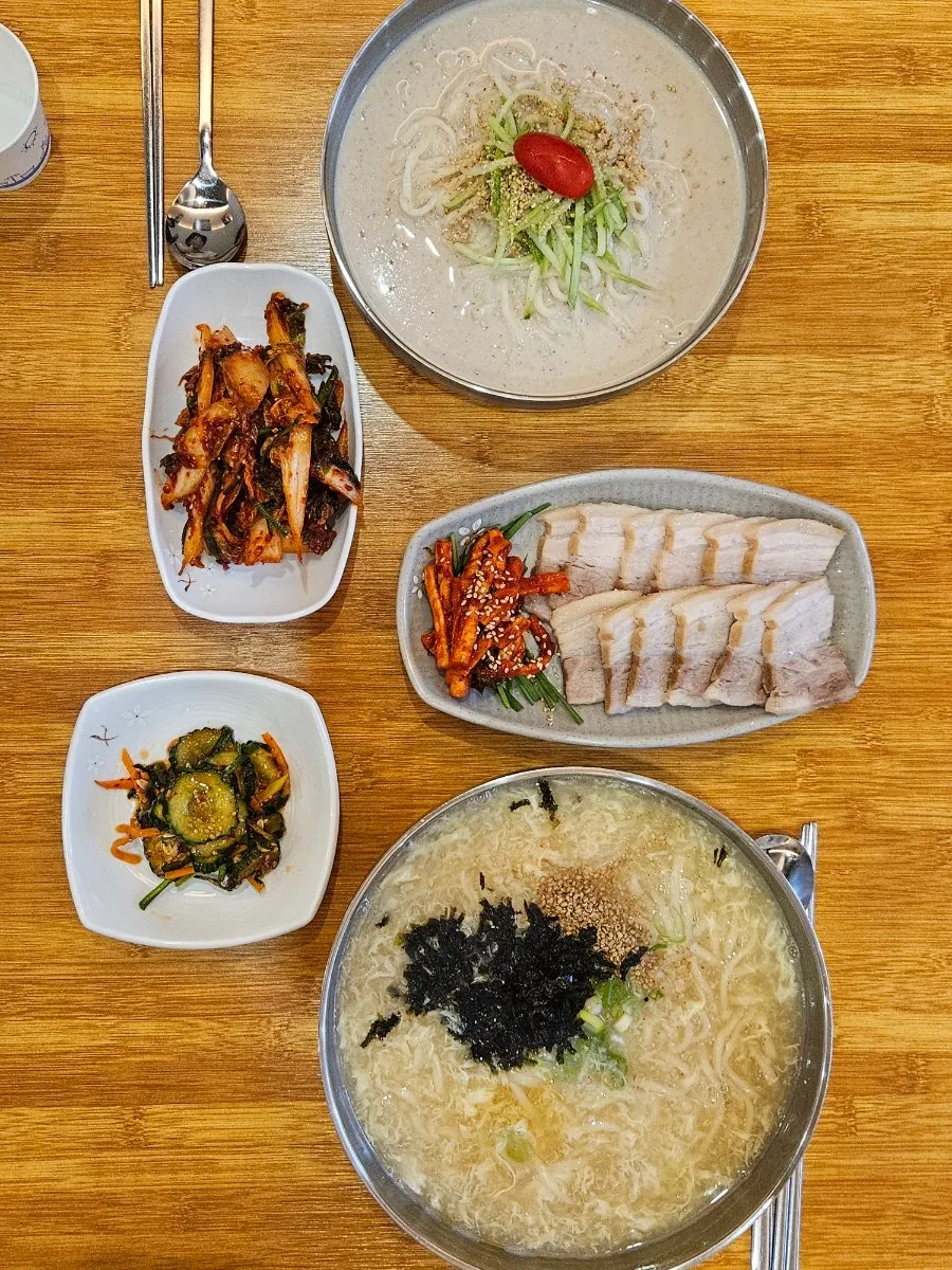 Side dishes and the meal set out at Ranchalguksu