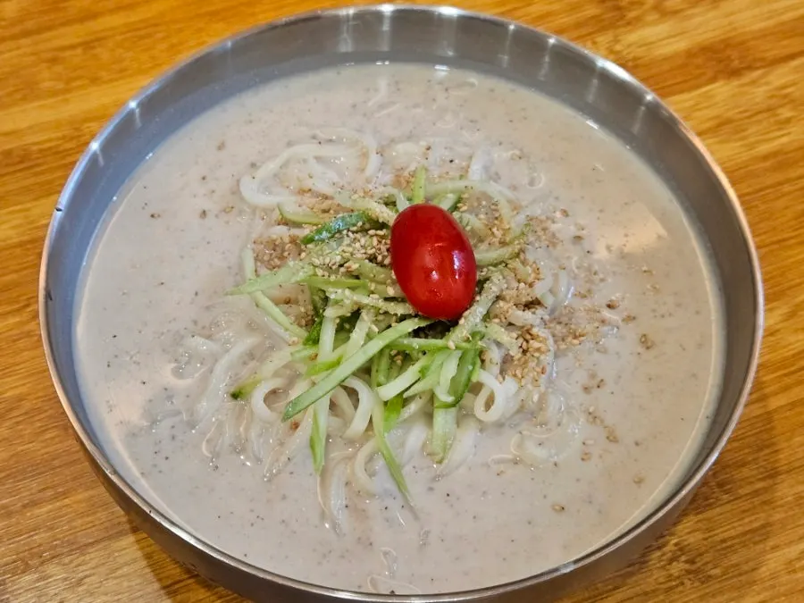 Ranchalguksu's kongguksu topped generously with sesame seeds