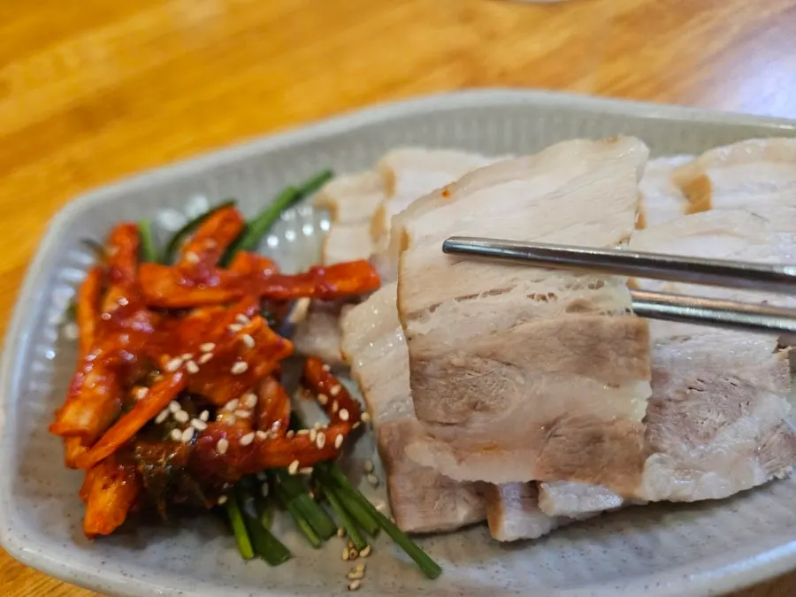 A plate of mini suyuk with a good ratio of lean meat to fat