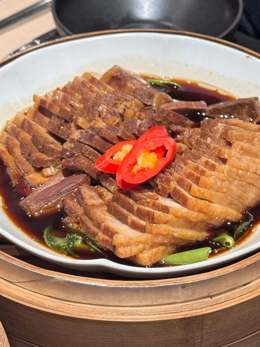 ガラス皿に盛られた甘えび荏胡麻油オイルパスタ
