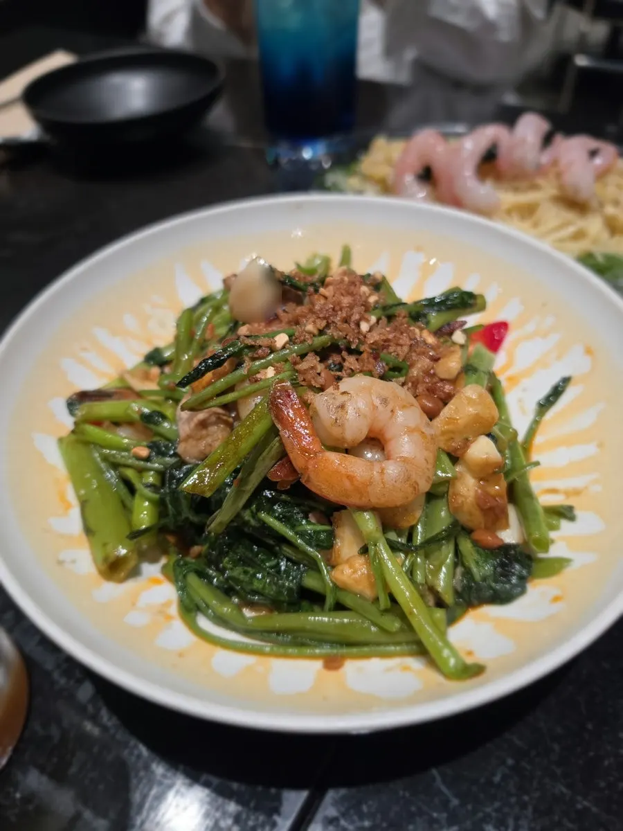 トンポーロウと一緒に提供される薄餅と野菜