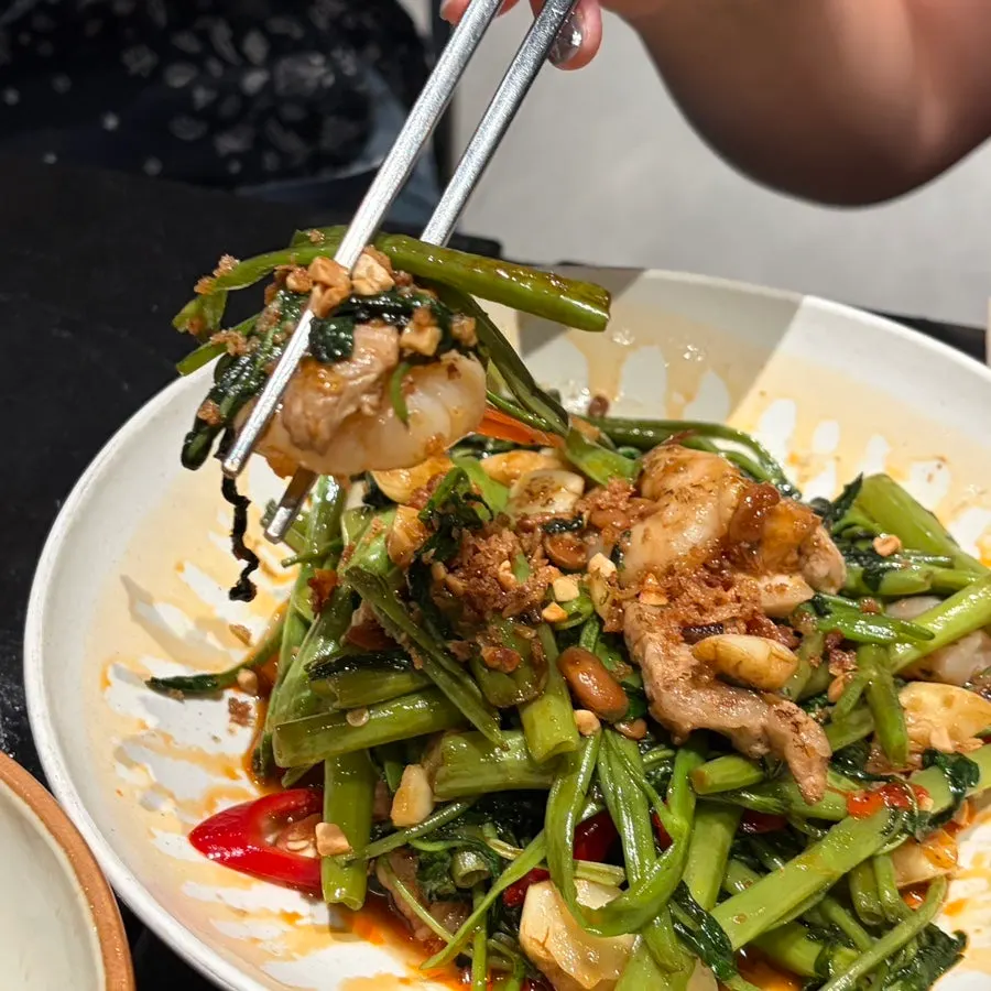 薄餅にトンポーロウを巻いて食べる様子