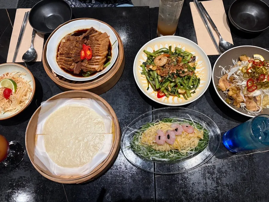 夜景と共にテーブル一杯の料理全体の様子