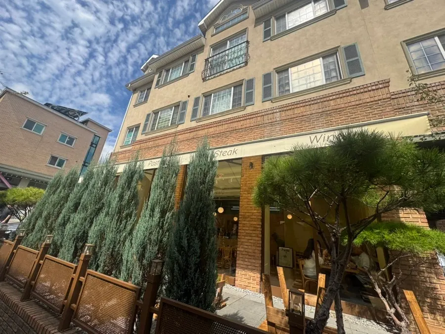 Full view of the brick exterior of Raon Sik Tak Pangyo Branch