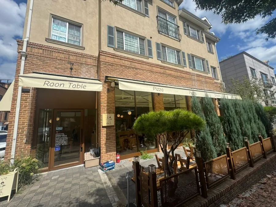 European-feeling exterior of the Raon Sik Tak Pangyo Branch building