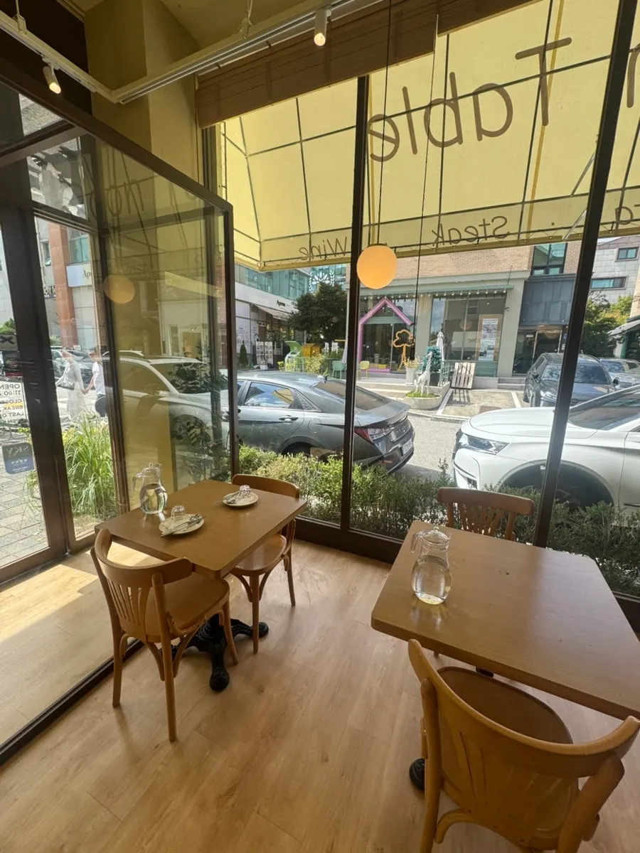 Interior of Raon Sik Tak Pangyo Branch decorated in wood tones