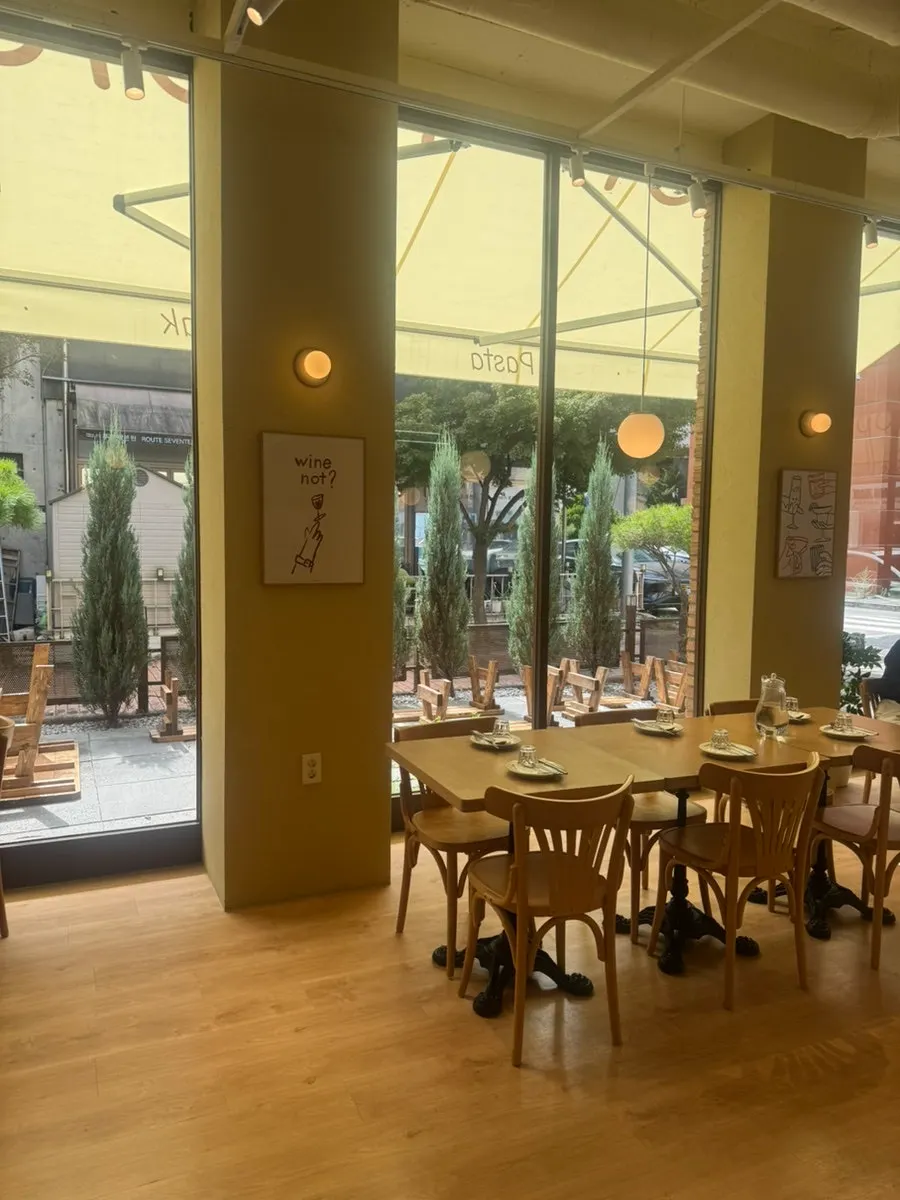 Quiet seating at Raon Sik Tak Pangyo Branch right after opening