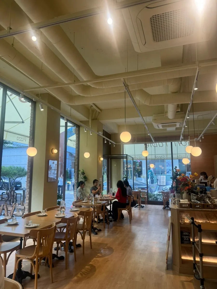 Photo-friendly window seat at Raon Sik Tak Pangyo Branch