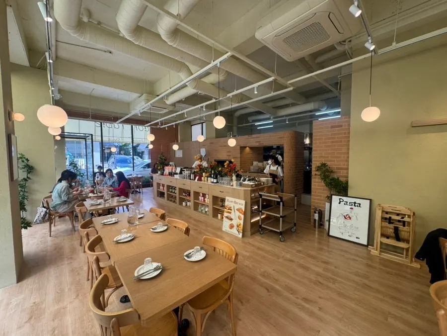 Decor and table setup inside Raon Sik Tak Pangyo Branch