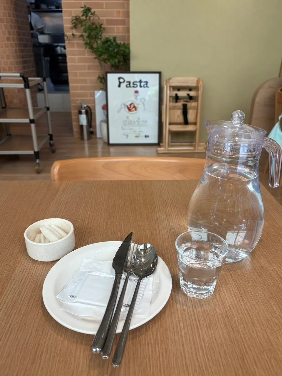 라온식탁 오픈키친이 보이는 자리