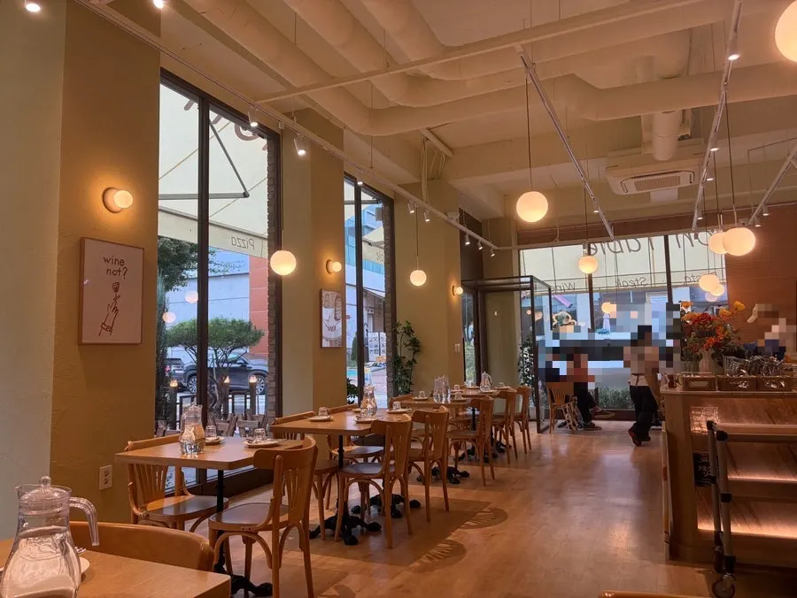 Table layout inside the dining hall at Raon Sik Tak Pangyo Branch