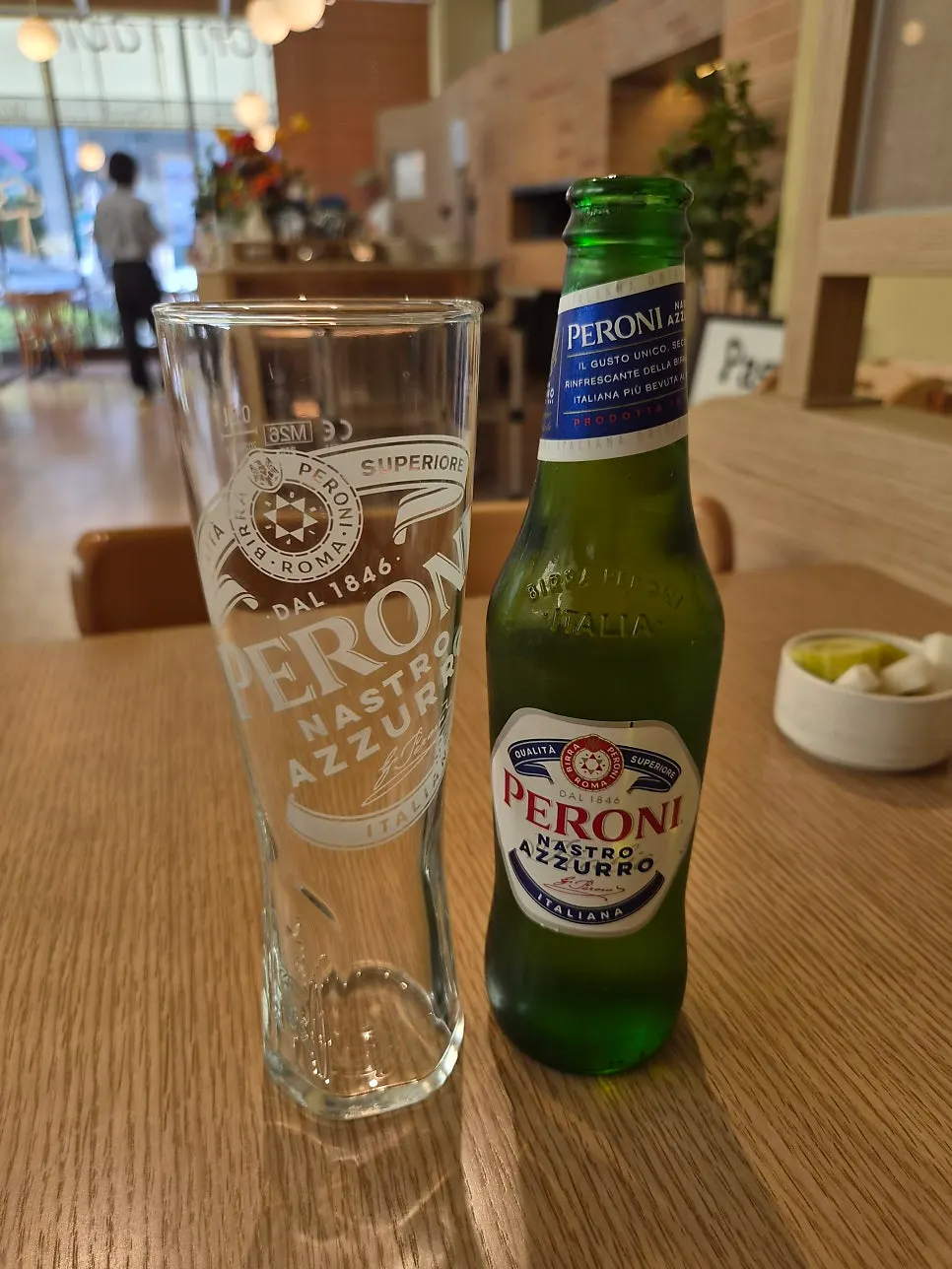 ラオンシクタクパンギョ店で注文したペローニ1本