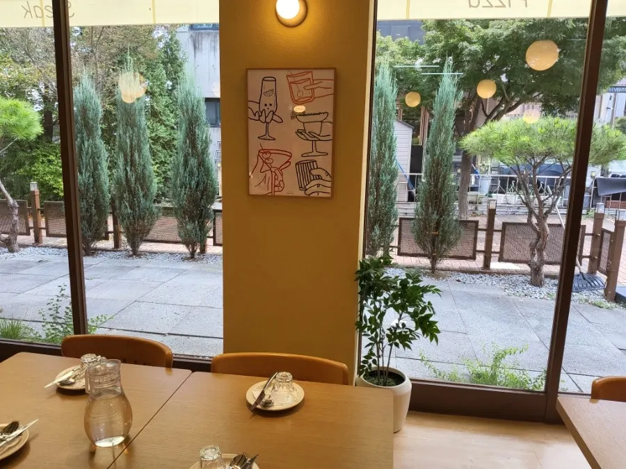 파스타 면 패키지와 와인 병이 진열된 벽면