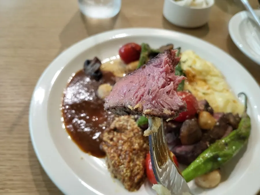 버섯과 꽈리고추 가니쉬가 놓인 스테이크