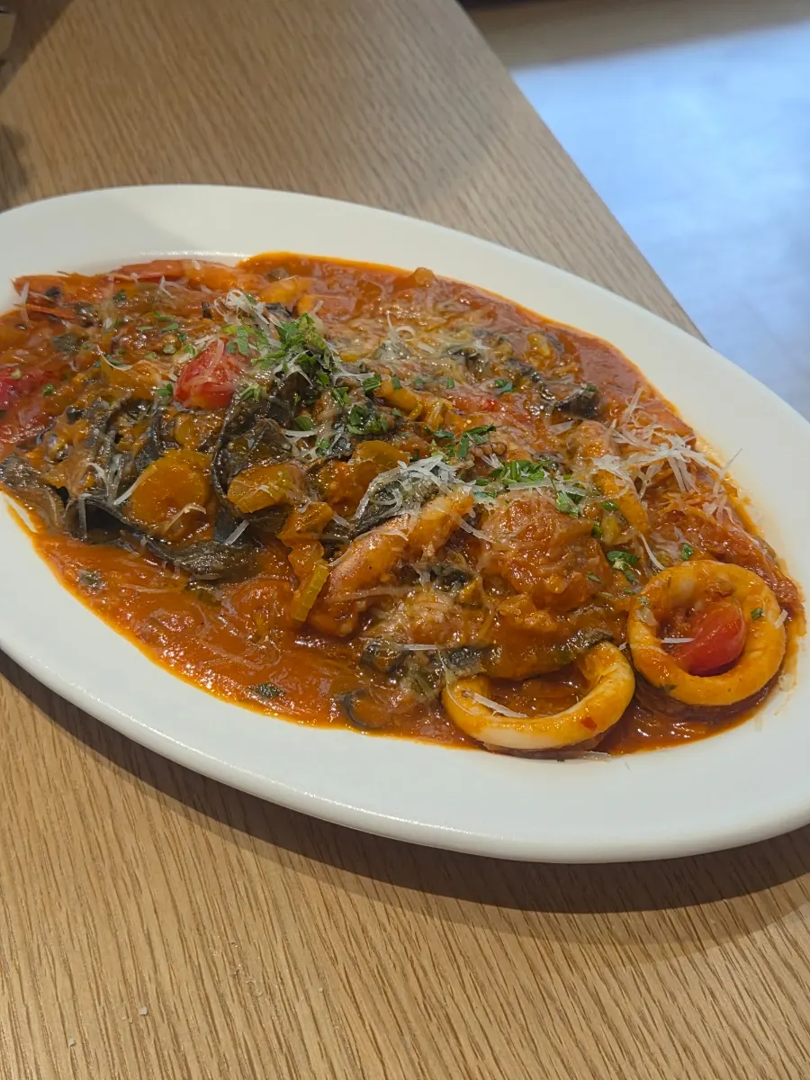 해산물 가득한 먹물 생면 토마토 페투치니