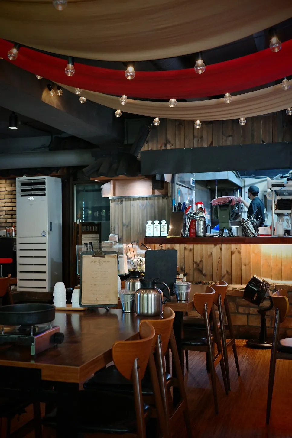 Quiet interior of Raviok right after opening