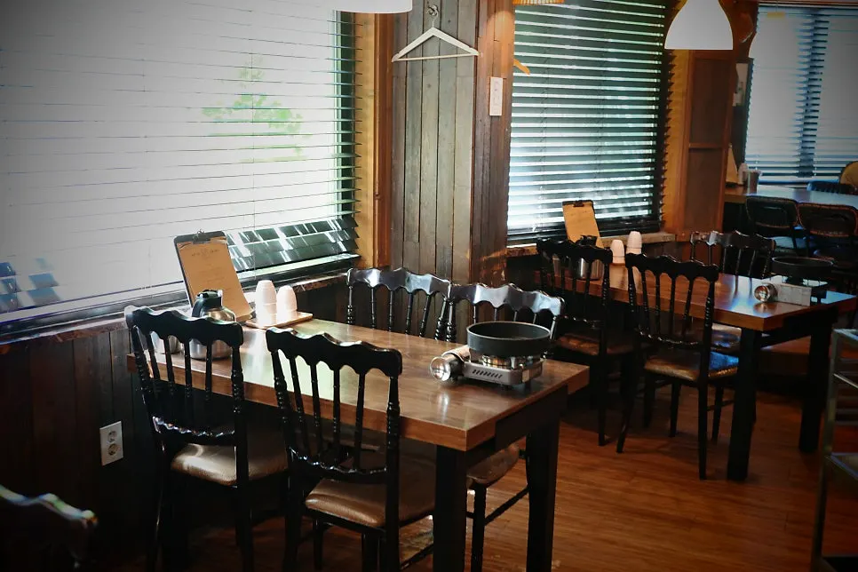 Raviok table seating with charcoal grill
