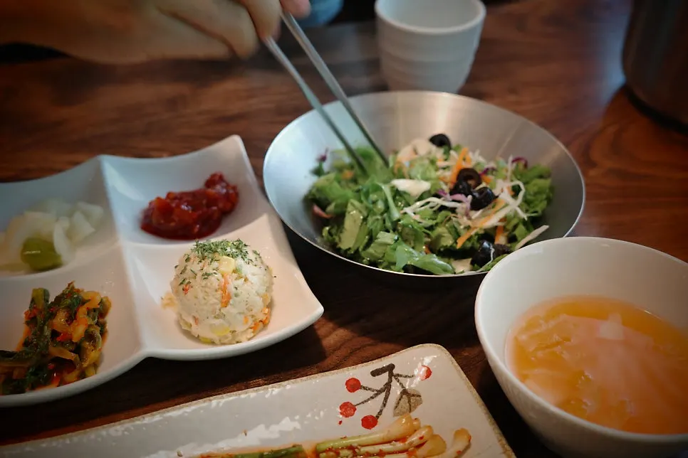 Raviok basic house salad side dish