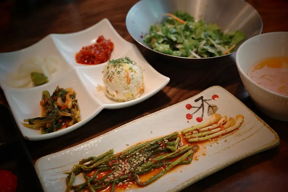 Neatly plated side dishes at Raviok