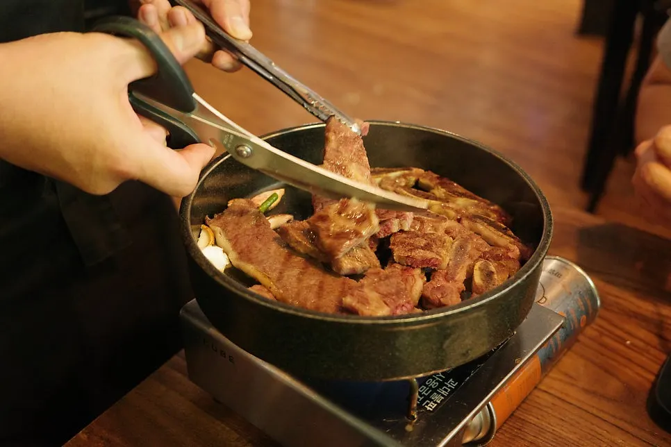 LA galbi rib rack being trimmed tableside