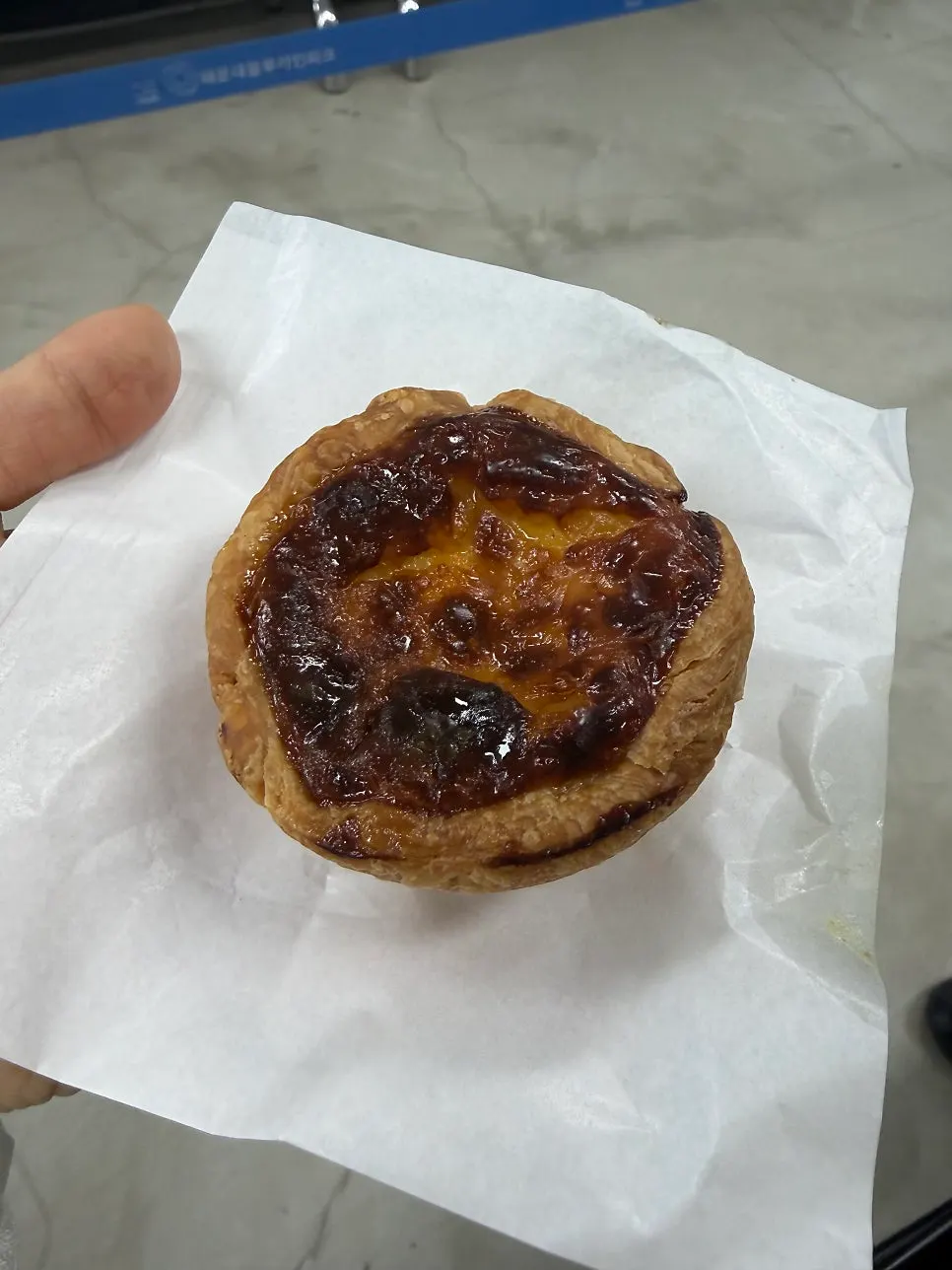 겉면이 진하게 구워진 구움과자 두 개