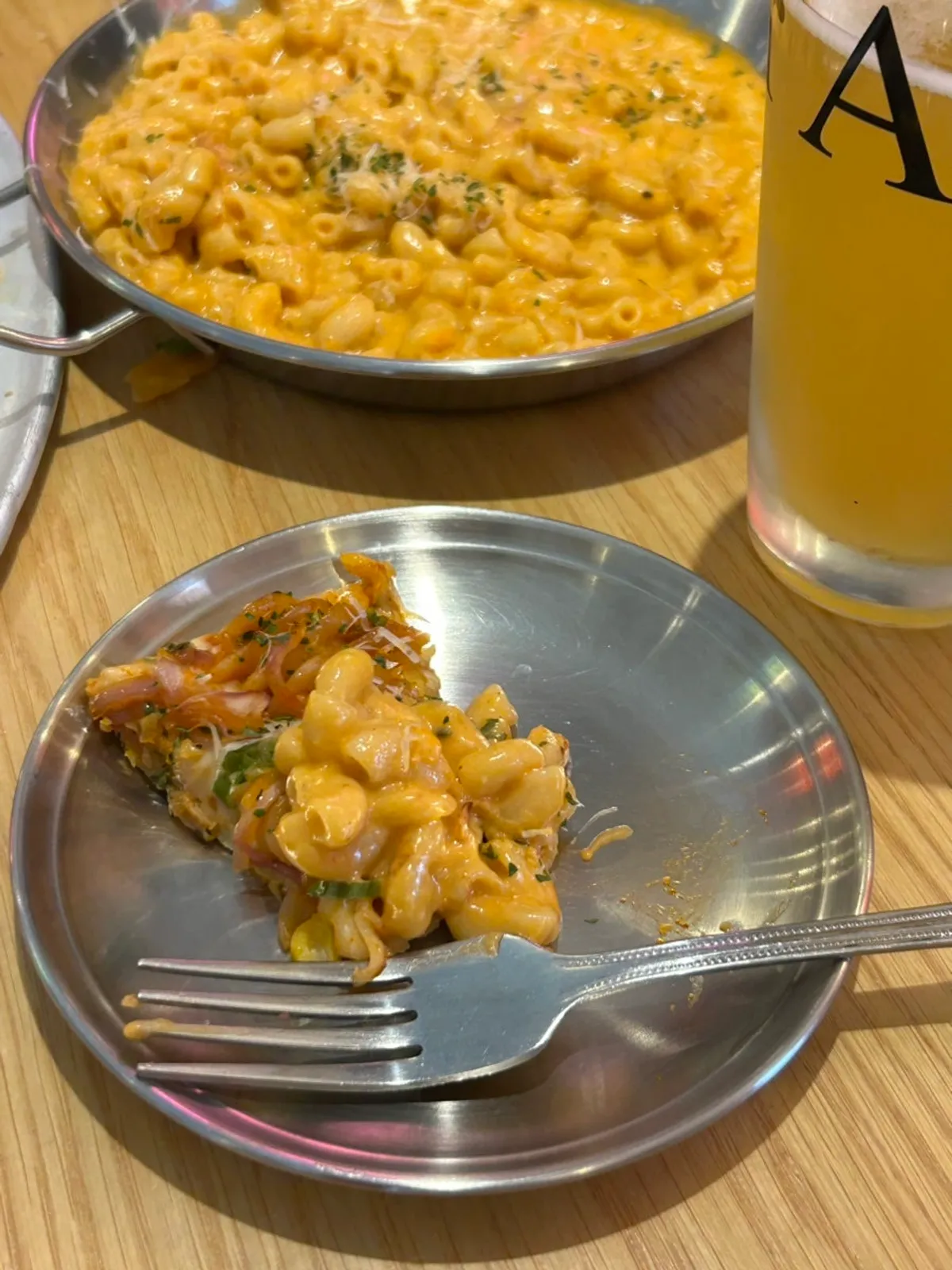 조각 피자 위에 맥앤치즈를 올린 모습