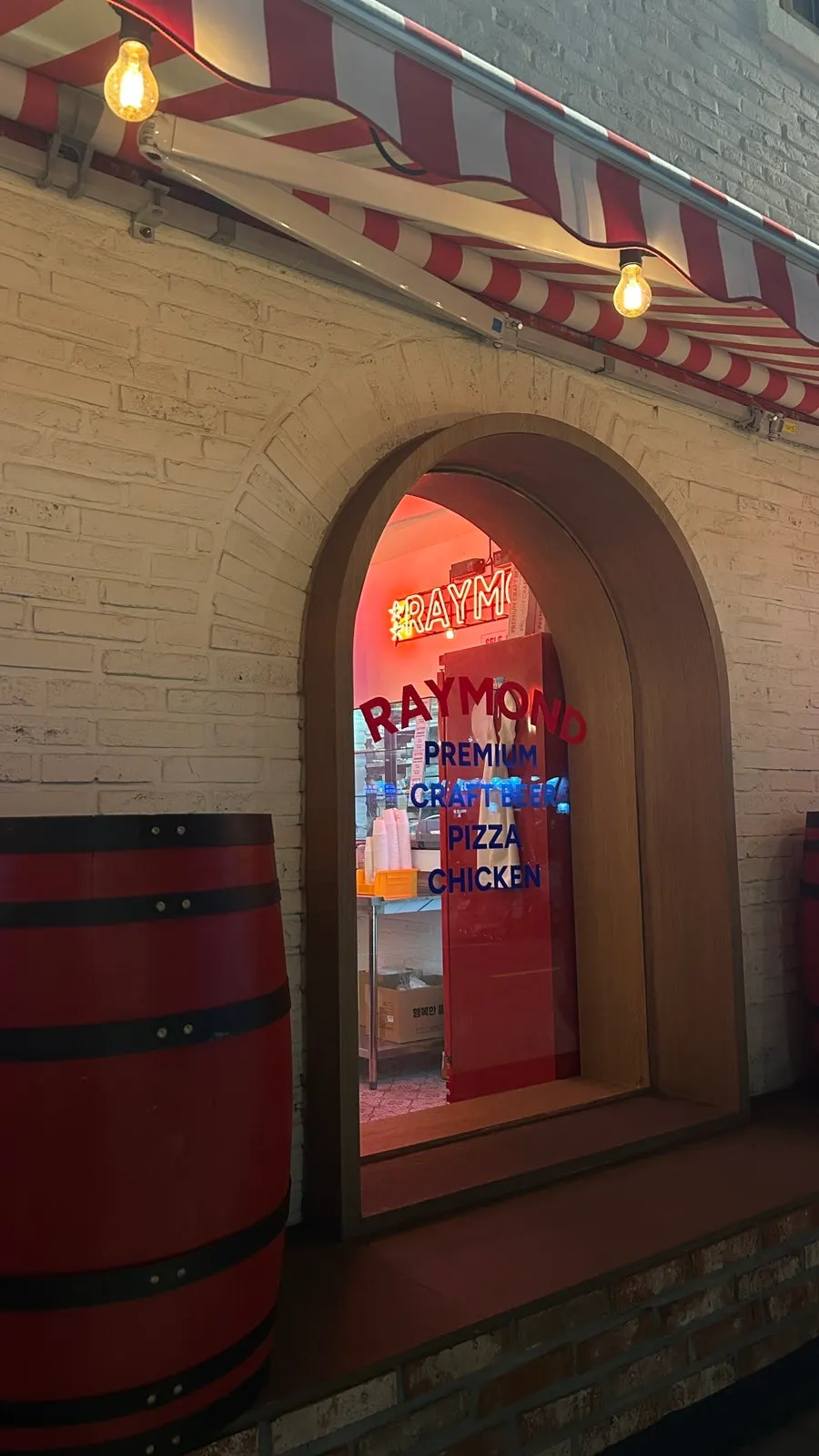 Self-service bar with wet wipes and hot sauce