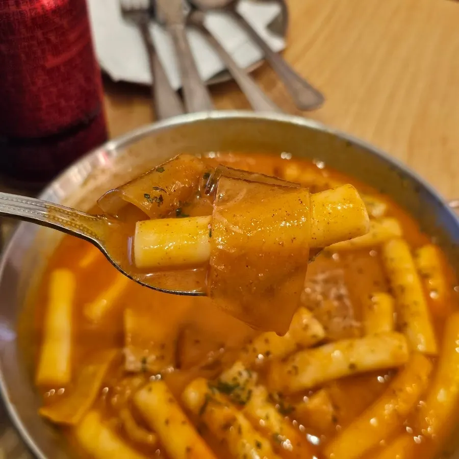 꾸덕한 소스의 로제떡볶이 약간매움