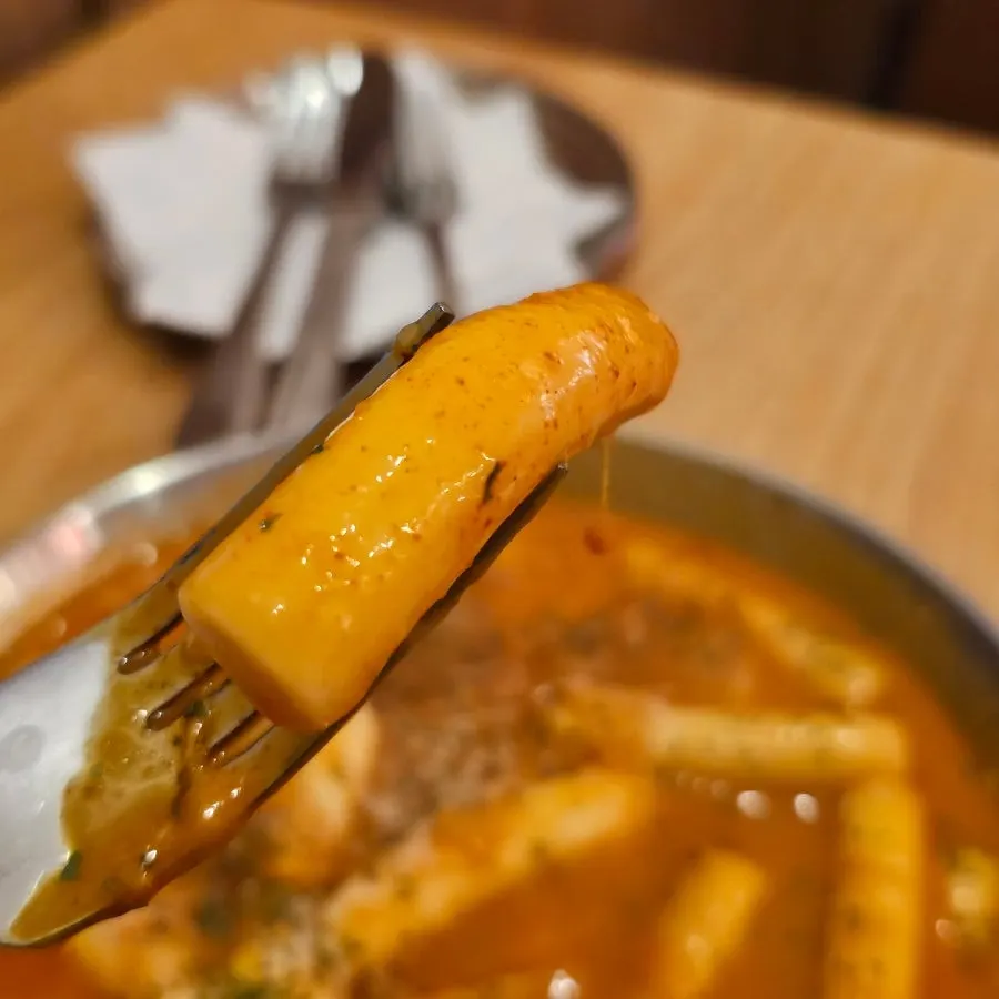 로제떡볶이 떡을 들어 올린 모습