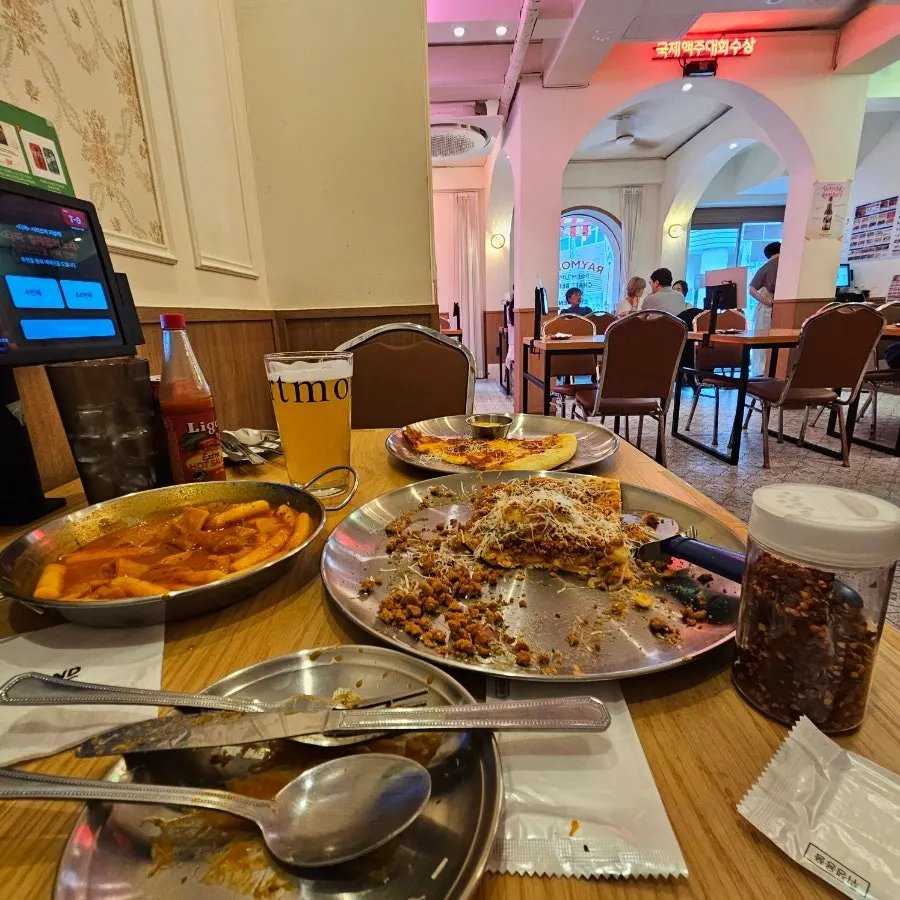 아메리칸 페일에일 잔과 피자