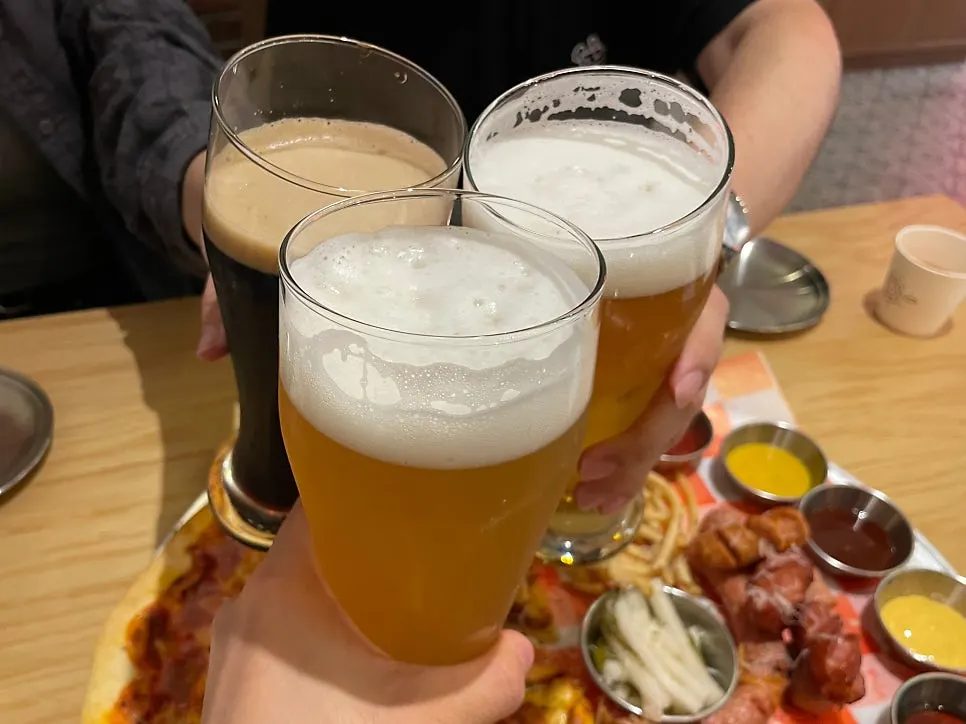 레이몬드 이수점 피자와 맥주 테이블