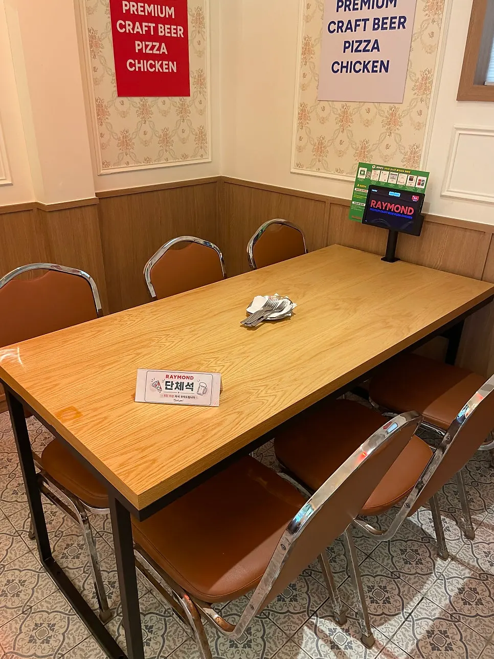 타일 바닥이 돋보이는 매장 인테리어