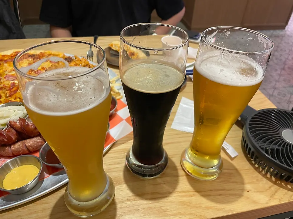 665ml 맥주 세 잔, 벨지안 위트에일과 피넛버터 포터에일, 필스너 라거