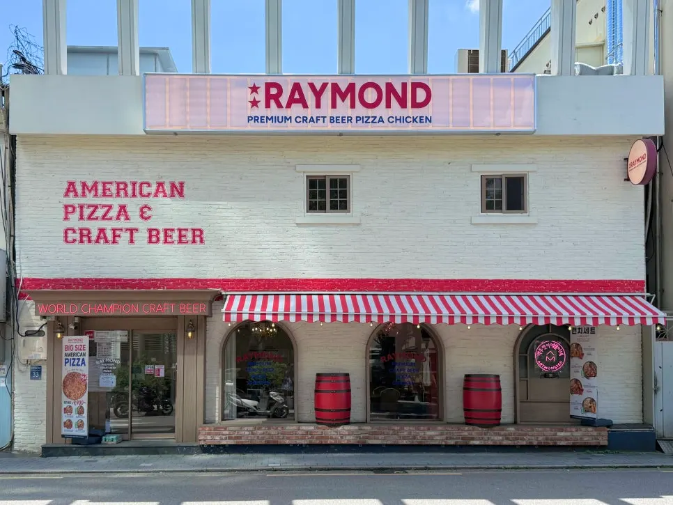 บรรยากาศภายในร้าน Raymond Isu Branch